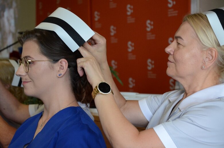  Białe czapki i wielkie emocje: uroczystość w Akademii Nauk Stosowanych Stefana Batorego 