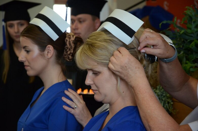  Białe czapki i wielkie emocje: uroczystość w Akademii Nauk Stosowanych Stefana Batorego 