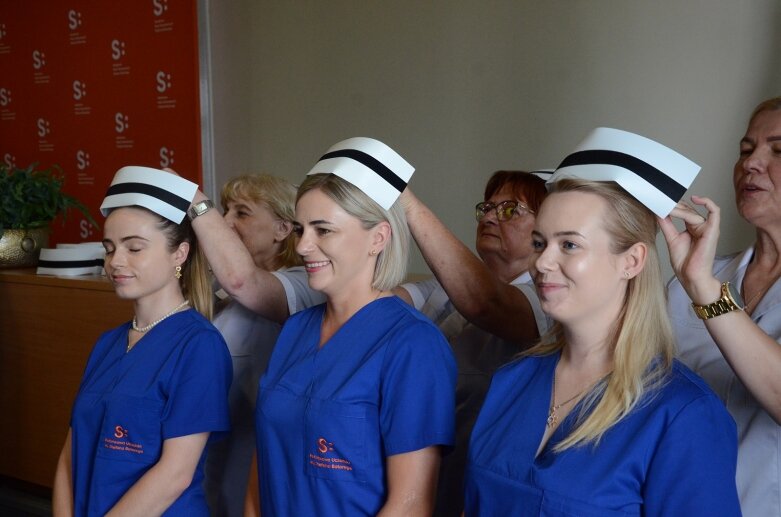  Białe czapki i wielkie emocje: uroczystość w Akademii Nauk Stosowanych Stefana Batorego 