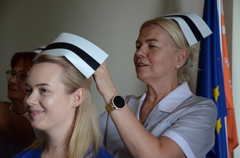  Białe czapki i wielkie emocje: uroczystość w Akademii Nauk Stosowanych Stefana Batorego 