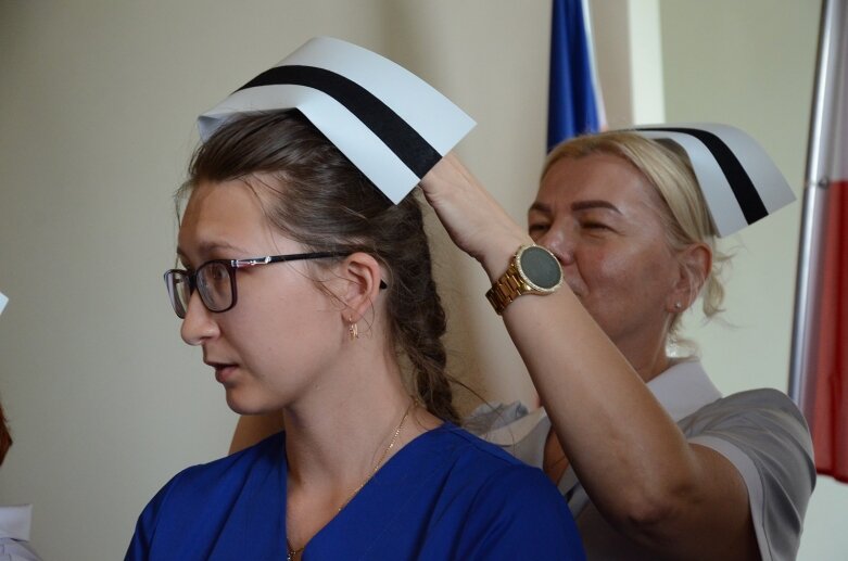  Białe czapki i wielkie emocje: uroczystość w Akademii Nauk Stosowanych Stefana Batorego 