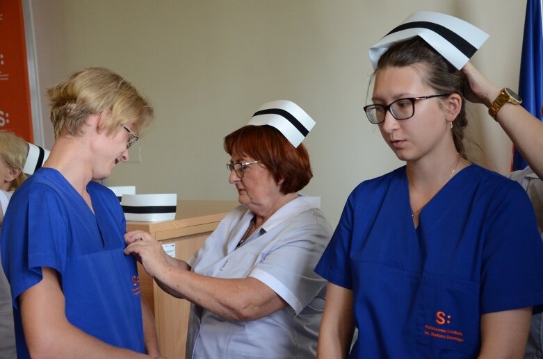  Białe czapki i wielkie emocje: uroczystość w Akademii Nauk Stosowanych Stefana Batorego 