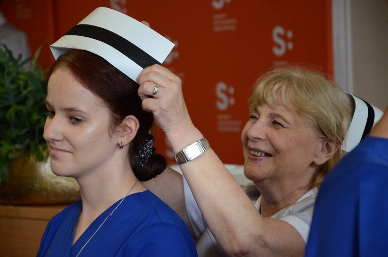  Białe czapki i wielkie emocje: uroczystość w Akademii Nauk Stosowanych Stefana Batorego 