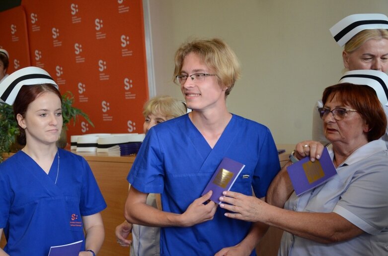  Białe czapki i wielkie emocje: uroczystość w Akademii Nauk Stosowanych Stefana Batorego 