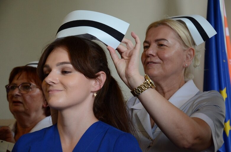  Białe czapki i wielkie emocje: uroczystość w Akademii Nauk Stosowanych Stefana Batorego 