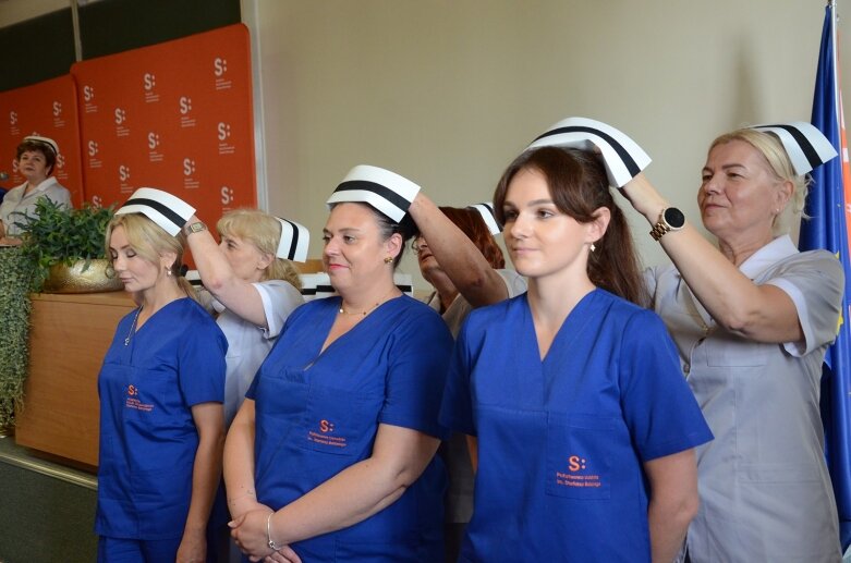  Białe czapki i wielkie emocje: uroczystość w Akademii Nauk Stosowanych Stefana Batorego 