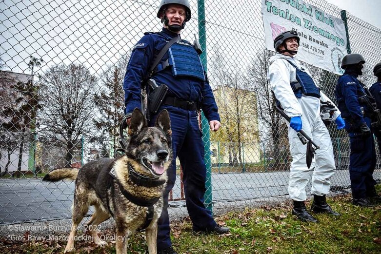 Bomba w szkole w Białej Rawskiej [ZDJĘCIA]