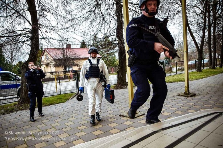  Bomba w szkole w Białej Rawskiej [ZDJĘCIA] 