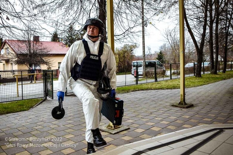  Bomba w szkole w Białej Rawskiej [ZDJĘCIA] 