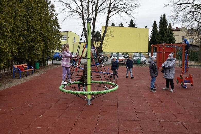  Cieszą się nowym placem zabaw 