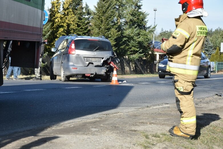  Dachowanie auta pod Skierniewicami. 3 osoby w szpitalu 