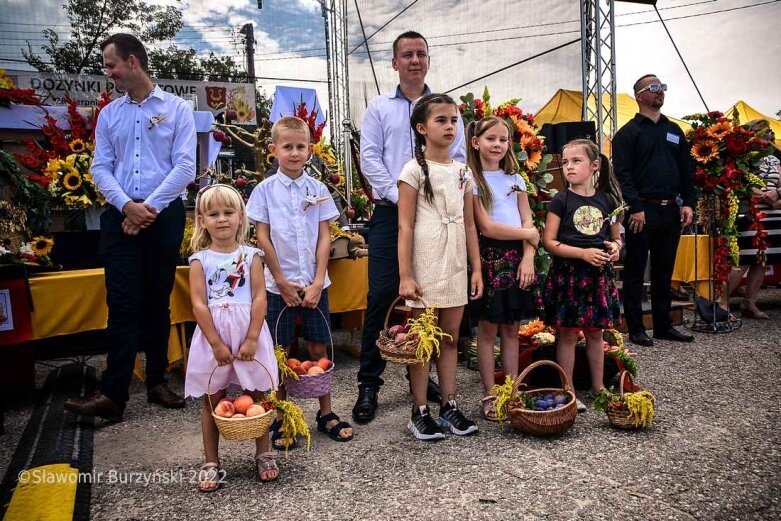  Dożynki w Białej Rawskiej: prezentacja grup wieńcowych [ZDJĘCIA] 