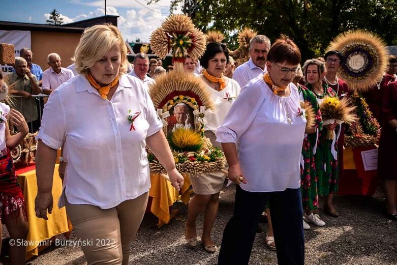  Dożynki w Białej Rawskiej: prezentacja grup wieńcowych [ZDJĘCIA] 