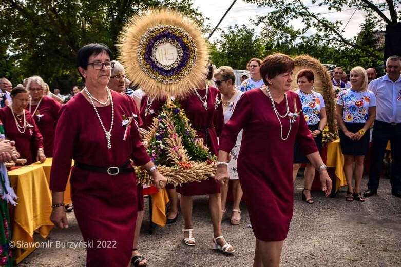  Dożynki w Białej Rawskiej: prezentacja grup wieńcowych [ZDJĘCIA] 