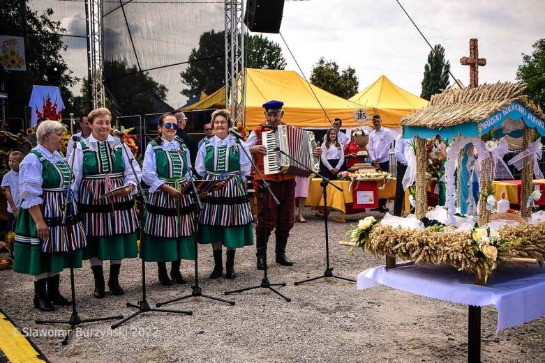  Dożynki w Białej Rawskiej: prezentacja grup wieńcowych [ZDJĘCIA] 