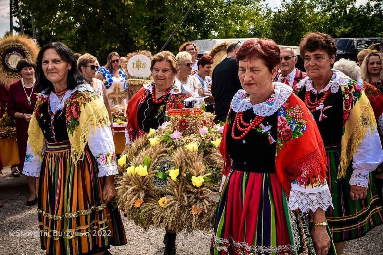  Dożynki w Białej Rawskiej: prezentacja grup wieńcowych [ZDJĘCIA] 