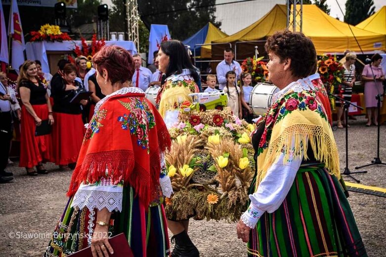  Dożynki w Białej Rawskiej: prezentacja grup wieńcowych [ZDJĘCIA] 