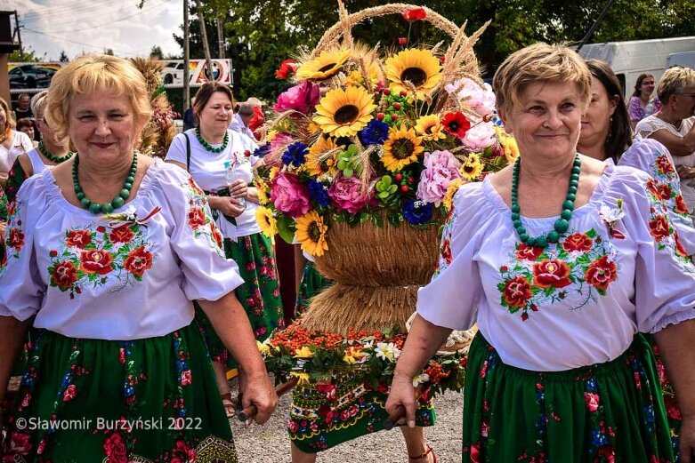  Dożynki w Białej Rawskiej: prezentacja grup wieńcowych [ZDJĘCIA] 