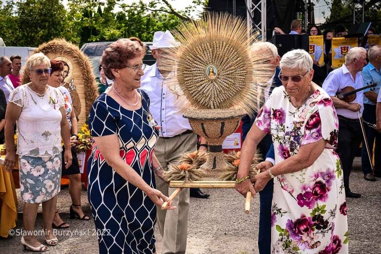  Dożynki w Białej Rawskiej: prezentacja grup wieńcowych [ZDJĘCIA] 