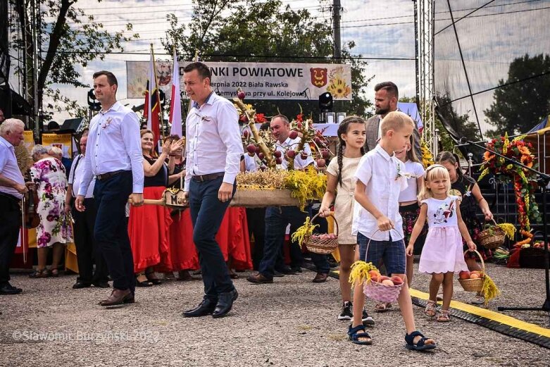  Dożynki w Białej Rawskiej: prezentacja grup wieńcowych [ZDJĘCIA] 