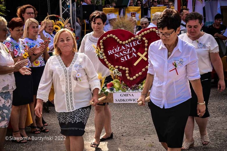  Dożynki w Białej Rawskiej: prezentacja grup wieńcowych [ZDJĘCIA] 