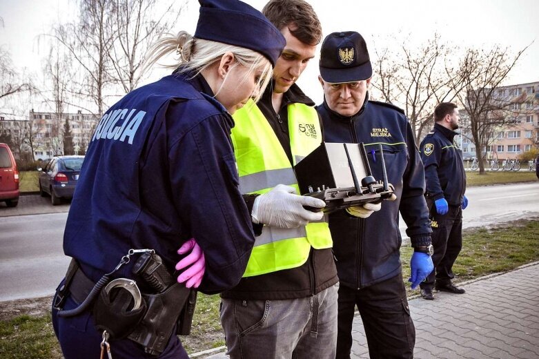  Dronem patrolowali Skierniewice 