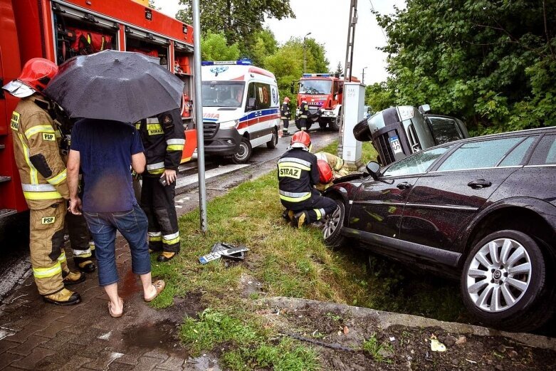  Dwa samochody w rowie na ulicy Kościuszki 