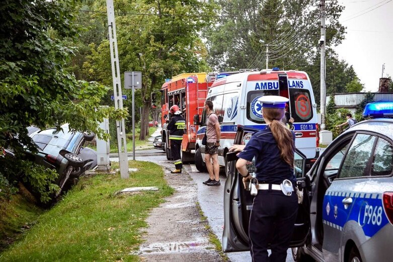  Dwa samochody w rowie na ulicy Kościuszki 