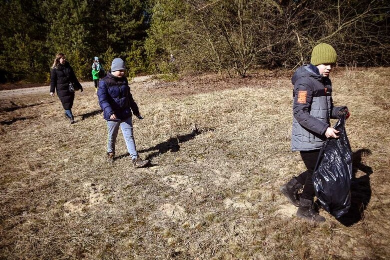  Dzieci sprzątały w leśnictwie Babsk [ZDJĘCIA] 