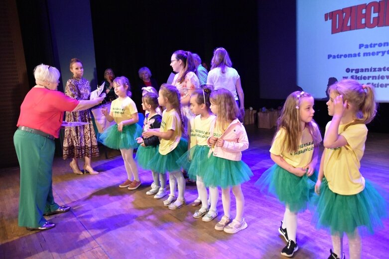  Dziecięca energia i kolor na scenie, czyli festiwal „Tańczący Brzdąc” 