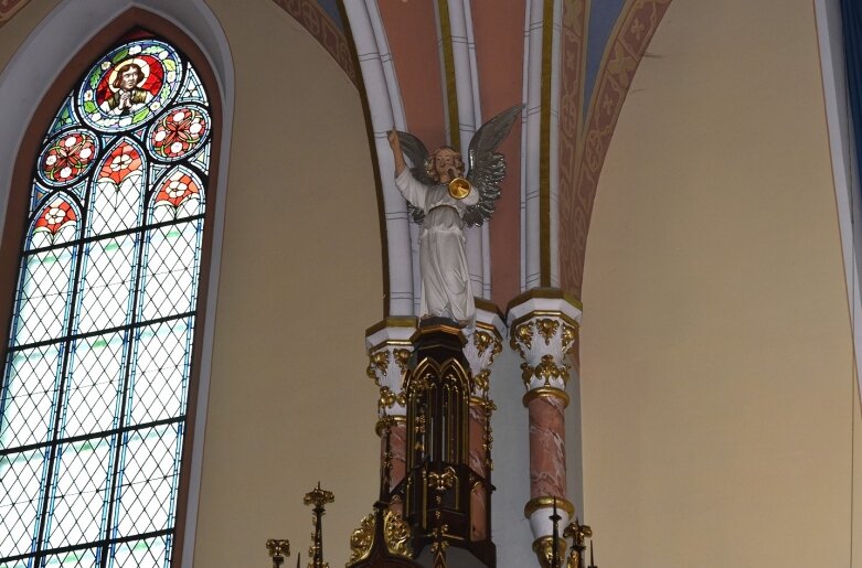 Figura anioła w miejscowym kościele autorstwa Adama Petryny 