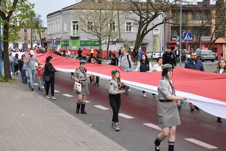  Dzień Flagi w Skierniewicach. To tutaj rozwinięto najdłuższą flagę w Łódzkiem 