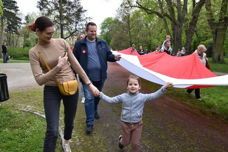  Dzień Flagi w Skierniewicach. To tutaj rozwinięto najdłuższą flagę w Łódzkiem 