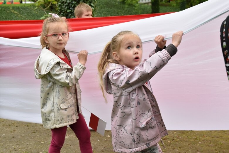  Dzień Flagi w Skierniewicach. To tutaj rozwinięto najdłuższą flagę w Łódzkiem 