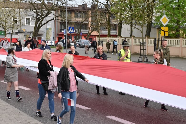  Dzień Flagi w Skierniewicach. To tutaj rozwinięto najdłuższą flagę w Łódzkiem 