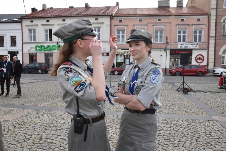  Dzień Flagi w Skierniewicach. To tutaj rozwinięto najdłuższą flagę w Łódzkiem 