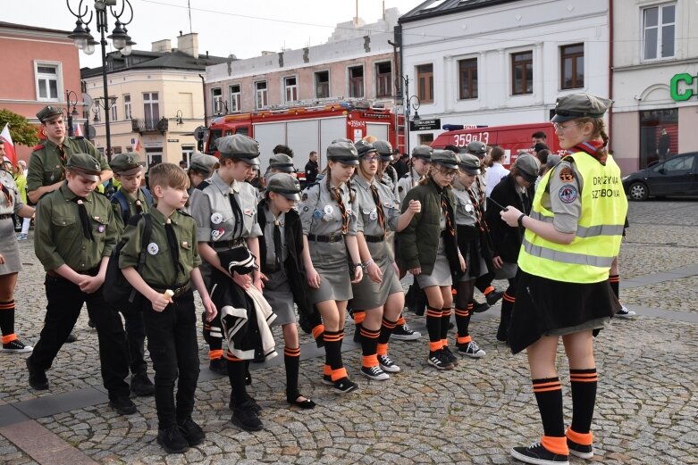  Dzień Flagi w Skierniewicach. To tutaj rozwinięto najdłuższą flagę w Łódzkiem 