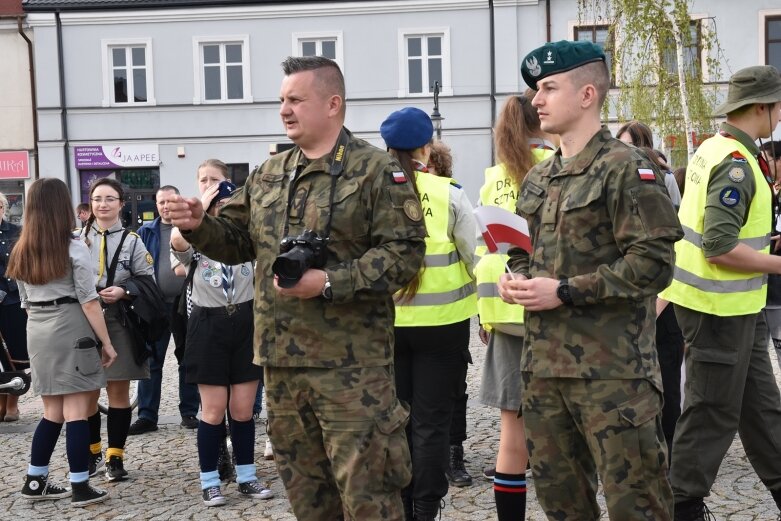  Dzień Flagi w Skierniewicach. To tutaj rozwinięto najdłuższą flagę w Łódzkiem 