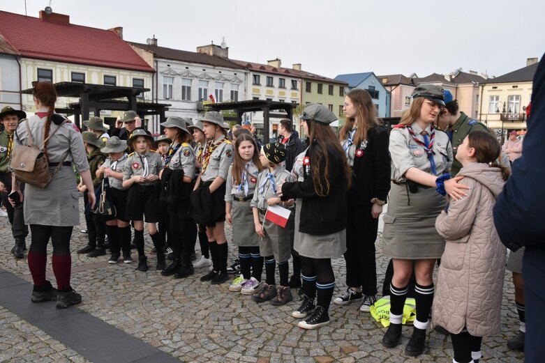  Dzień Flagi w Skierniewicach. To tutaj rozwinięto najdłuższą flagę w Łódzkiem 