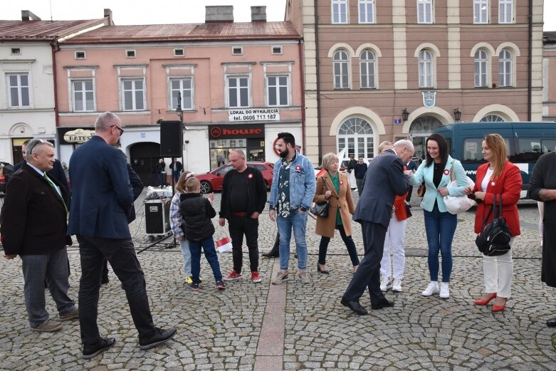  Dzień Flagi w Skierniewicach. To tutaj rozwinięto najdłuższą flagę w Łódzkiem 