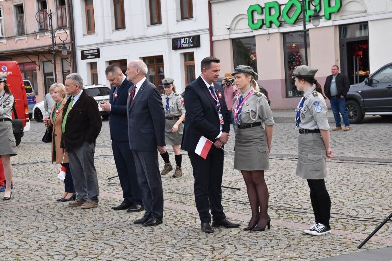  Dzień Flagi w Skierniewicach. To tutaj rozwinięto najdłuższą flagę w Łódzkiem 