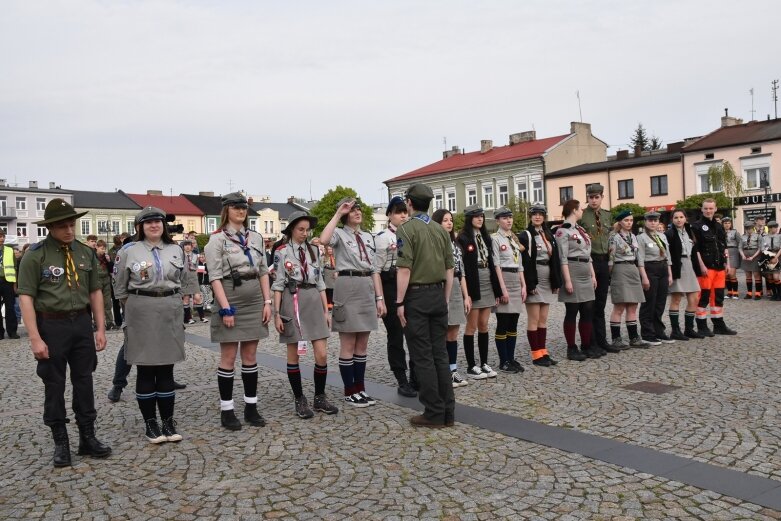  Dzień Flagi w Skierniewicach. To tutaj rozwinięto najdłuższą flagę w Łódzkiem 