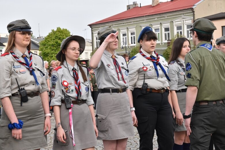  Dzień Flagi w Skierniewicach. To tutaj rozwinięto najdłuższą flagę w Łódzkiem 