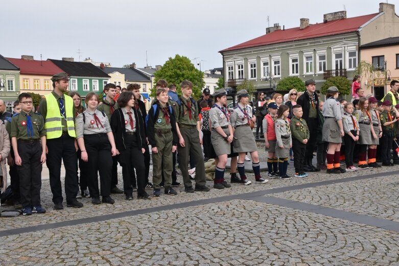  Dzień Flagi w Skierniewicach. To tutaj rozwinięto najdłuższą flagę w Łódzkiem 