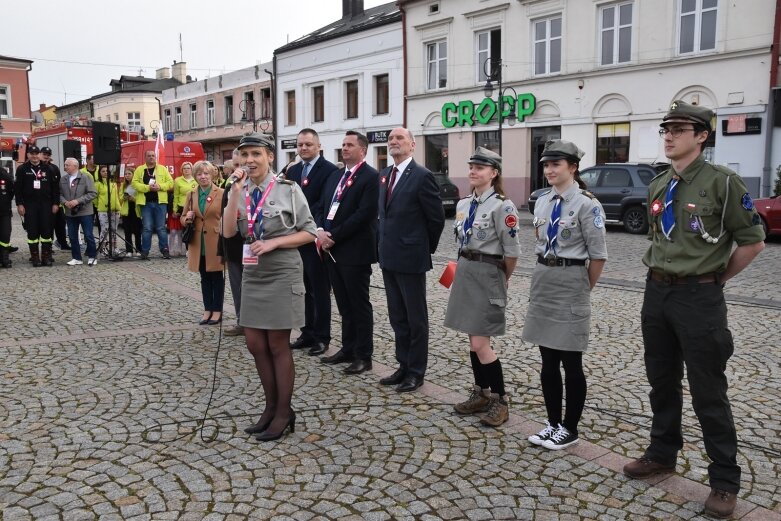  Dzień Flagi w Skierniewicach. To tutaj rozwinięto najdłuższą flagę w Łódzkiem 