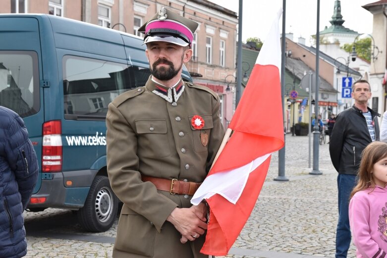  Dzień Flagi w Skierniewicach. To tutaj rozwinięto najdłuższą flagę w Łódzkiem 