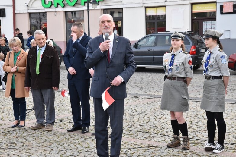  Dzień Flagi w Skierniewicach. To tutaj rozwinięto najdłuższą flagę w Łódzkiem 