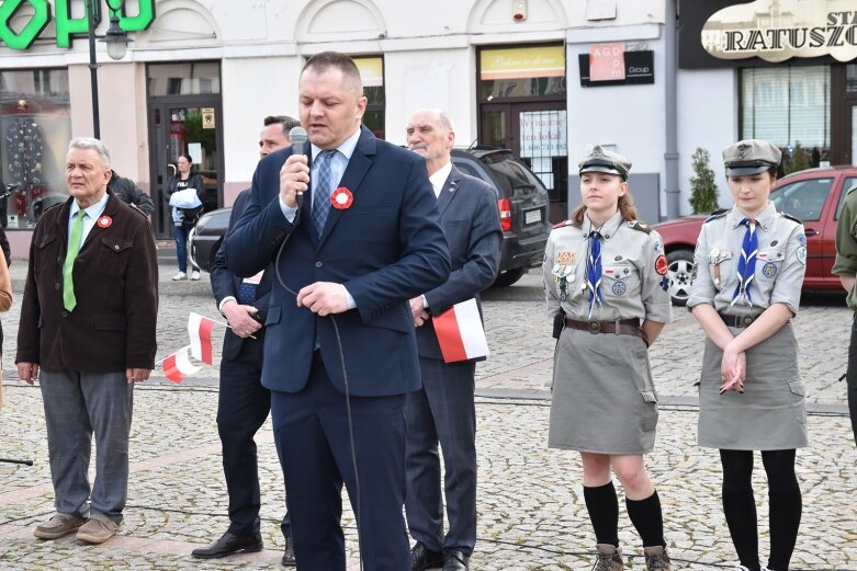  Dzień Flagi w Skierniewicach. To tutaj rozwinięto najdłuższą flagę w Łódzkiem 