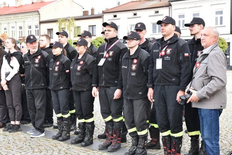  Dzień Flagi w Skierniewicach. To tutaj rozwinięto najdłuższą flagę w Łódzkiem 