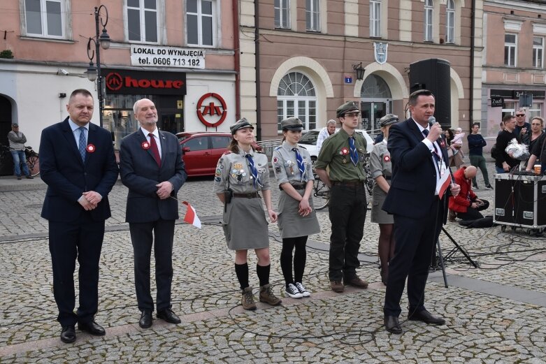  Dzień Flagi w Skierniewicach. To tutaj rozwinięto najdłuższą flagę w Łódzkiem 